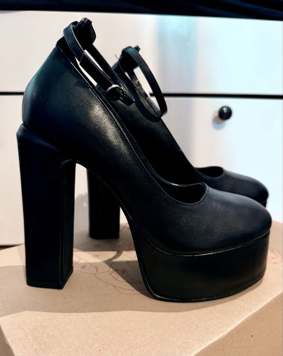 czarne czółenka, buty na wysokim słupku i platformie
