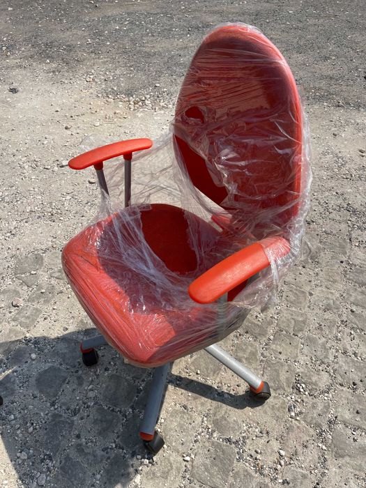 Cadeira de escritório ergonómica em laranja