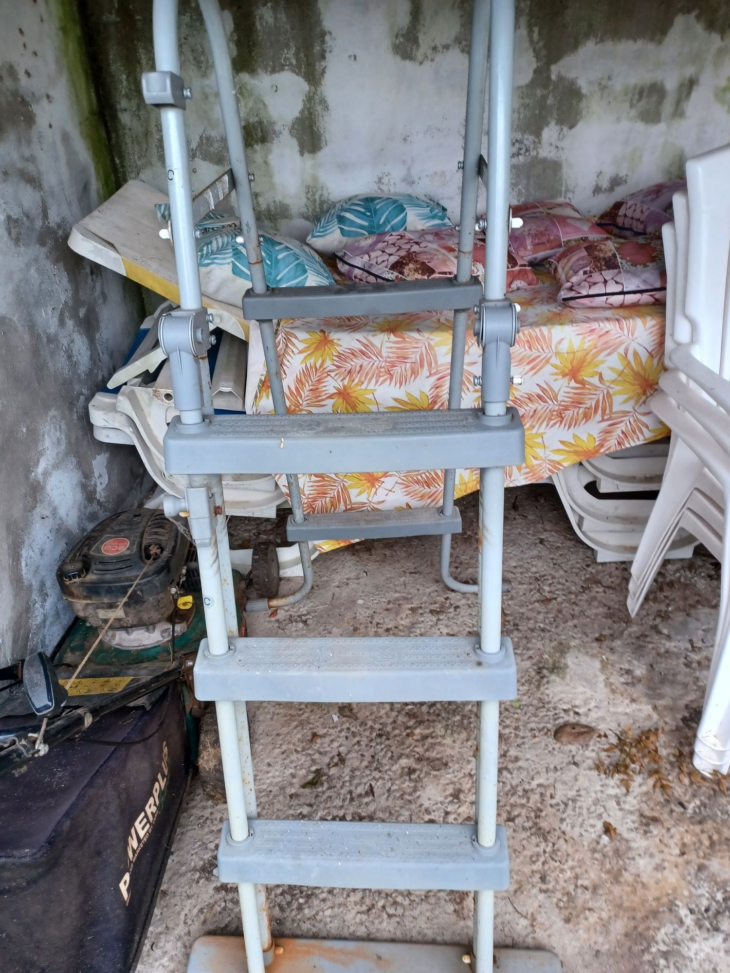 Vendo bomba de areia para piscina. Uma escadia