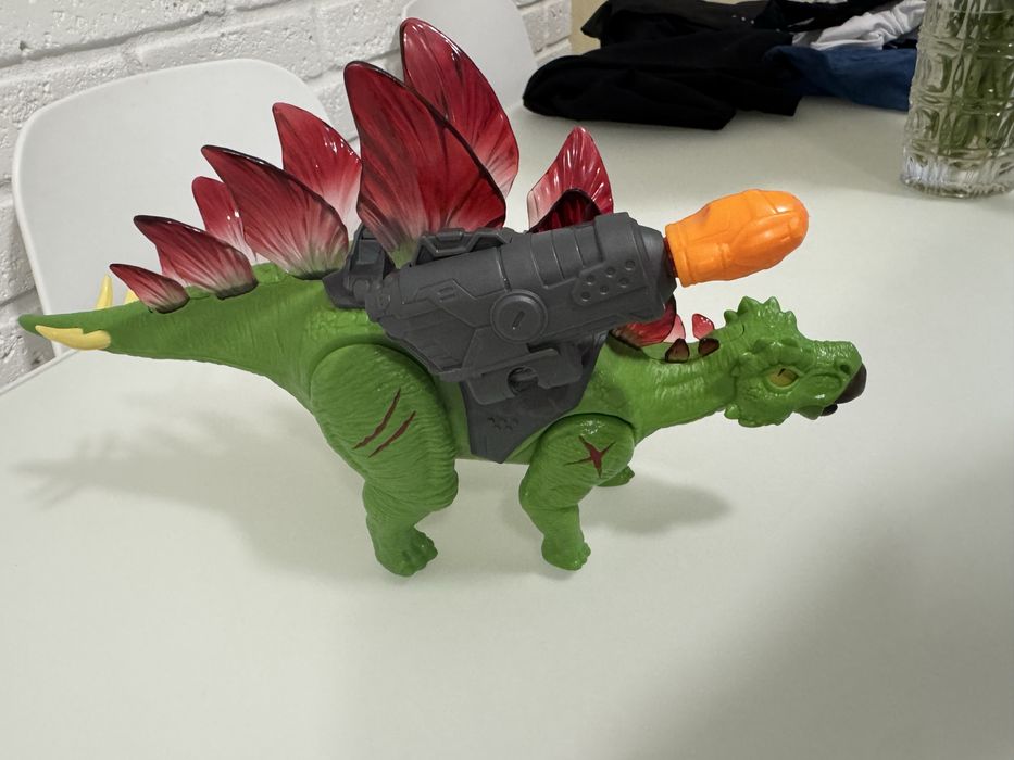 Іграшка динозавр рухається