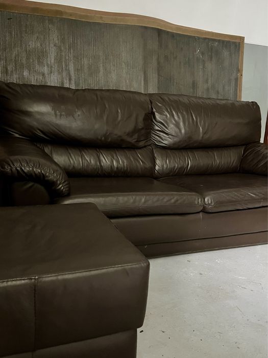Sofá em pele castanho escuro