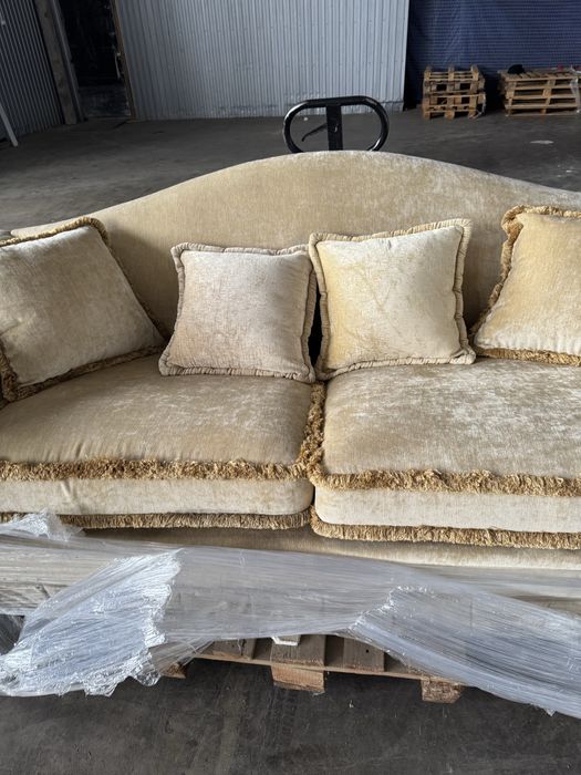 Диваниі два крісла.