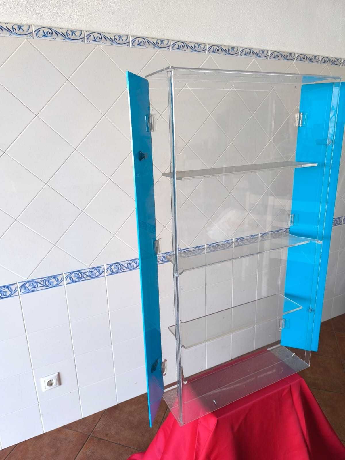 Móvel em acrílico fechado
