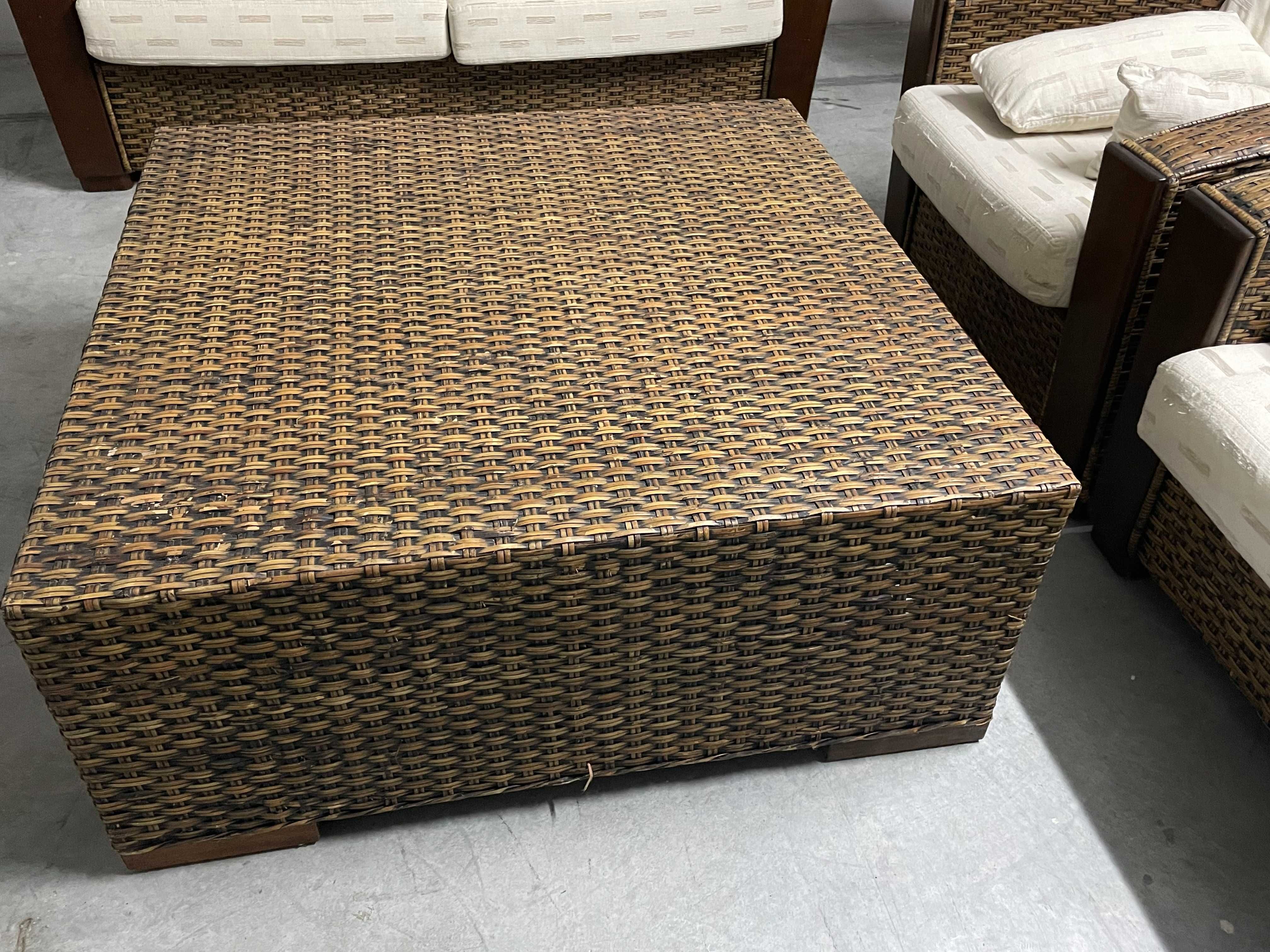 Conjunto de sofá duplo, dois individuais e mesa (1x1m)