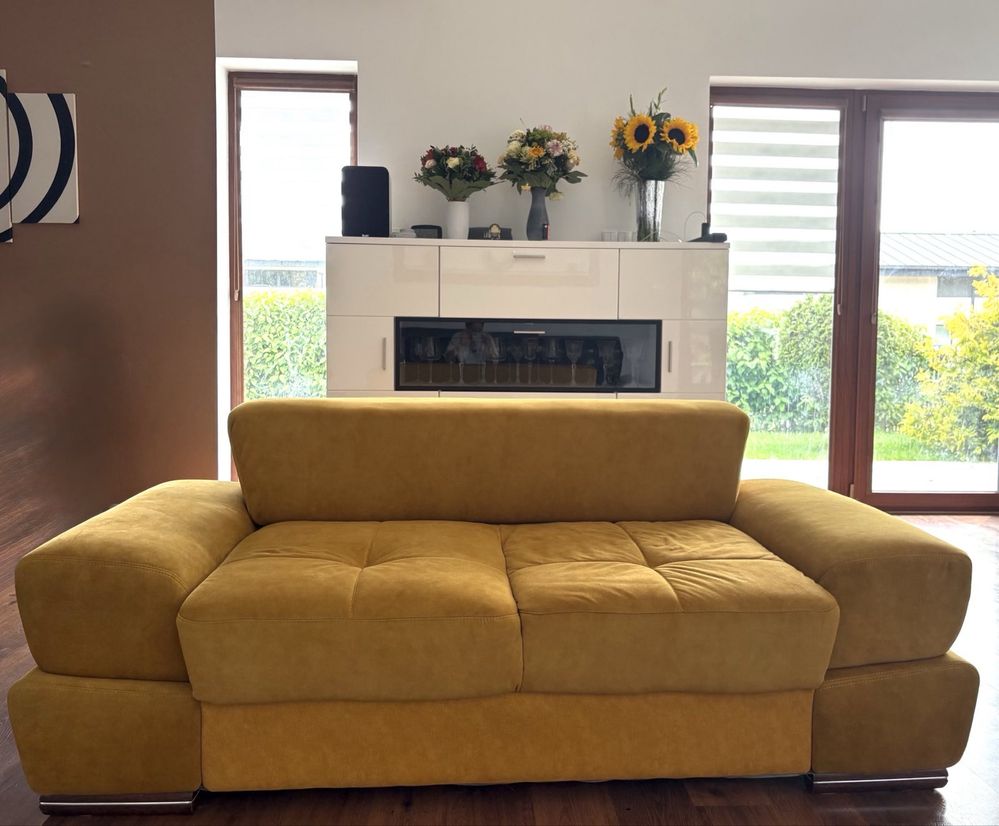 Dwuosobowa musztardowa sofa