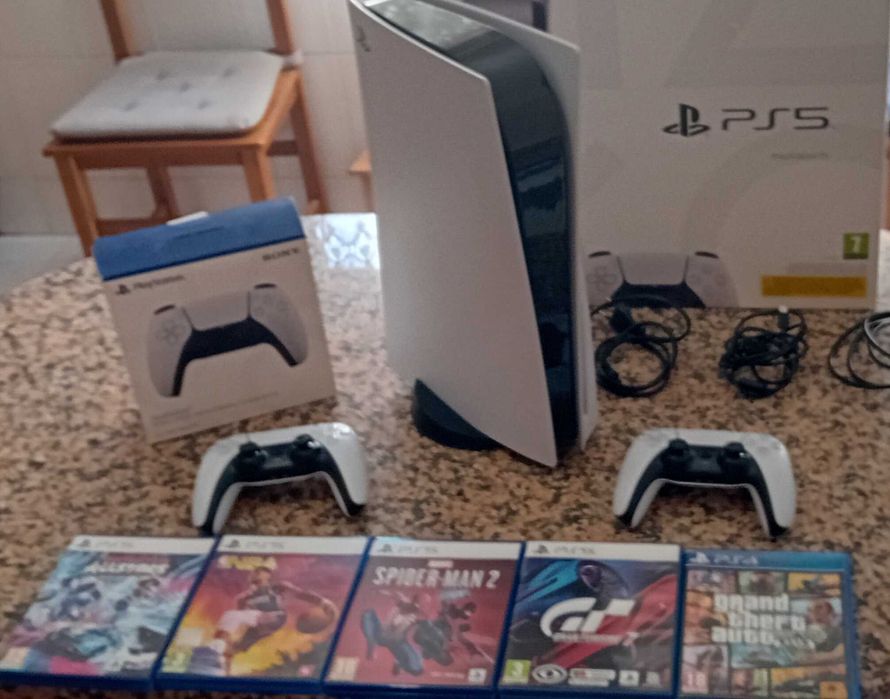 Consola PS5 1Tb standard com comando e 4 jogos