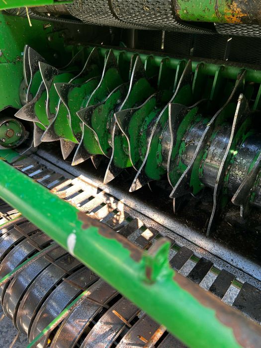 Прес-підбірник John Deere 864