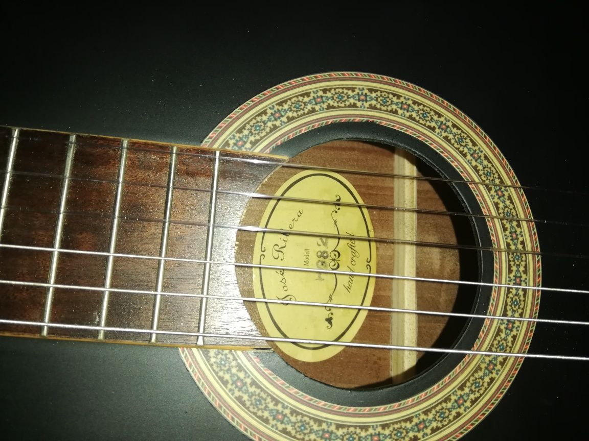 Guitarra clássica madeira maciça diferente e artesanal