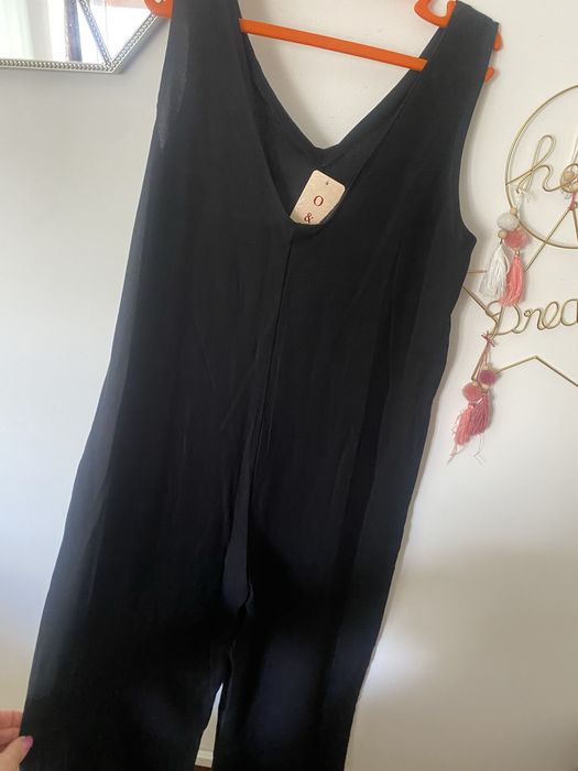 Macacão preto com bolsos de lado