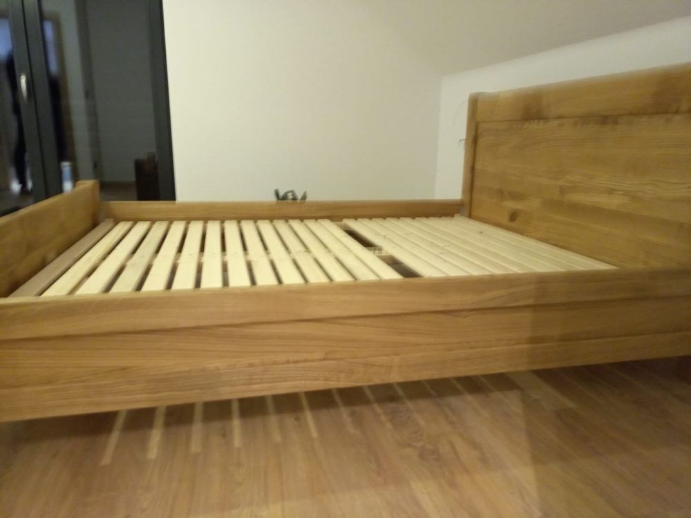 Łóżko z drewna jesionowego