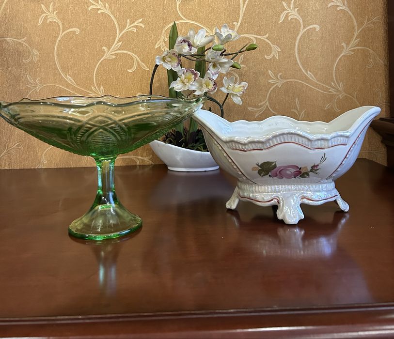 Порцелянова і скляна вази для фруктів і солодощів часів СРСР