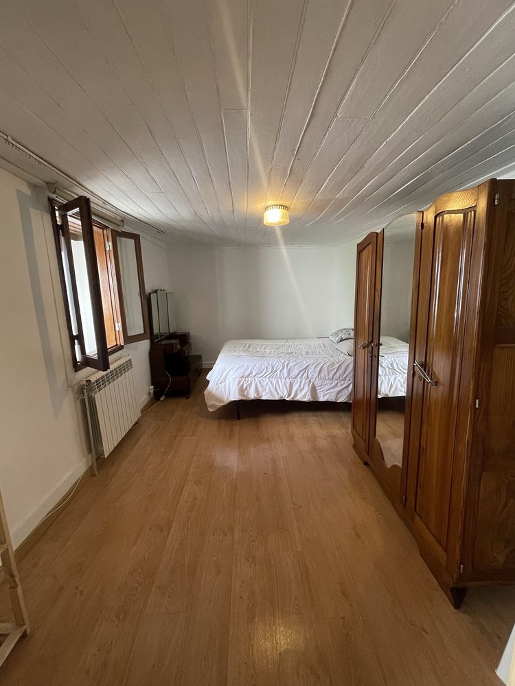 Aluga-se Quarto.