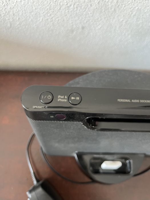 Coluna SONY para ouvir musica a partir do telemóvel. Inclui adaptador