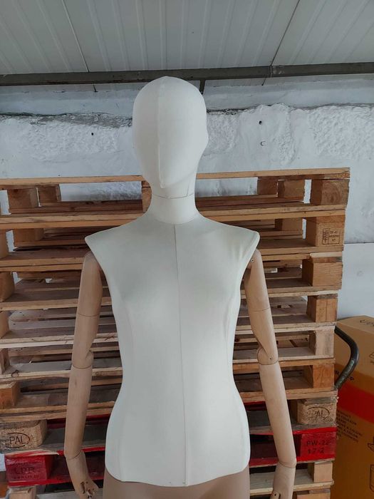 Manequins de senhora forrados e articulados