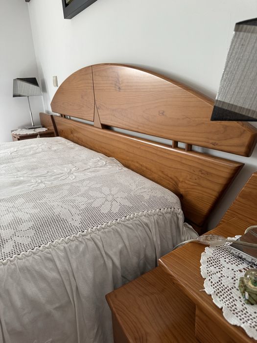 Cama de casal + 2 mesinhas de cabeceira