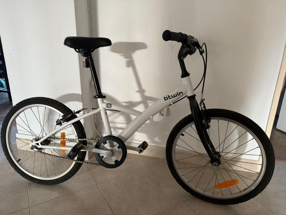 Bicicleta de crianca adolescente branca