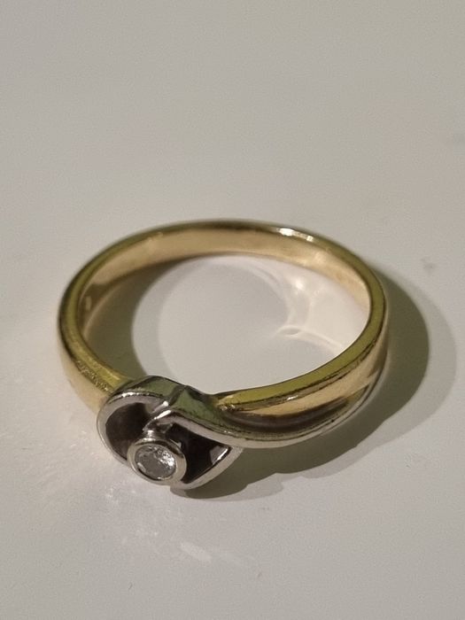 złoty pierścionek z diamentem