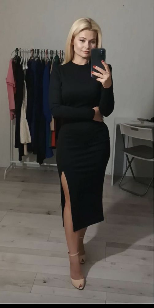 Чорна сукня з розрізом на нозі