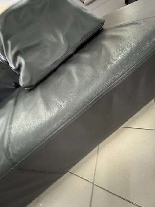 Диван чорний шкіряний з подушками модерн
