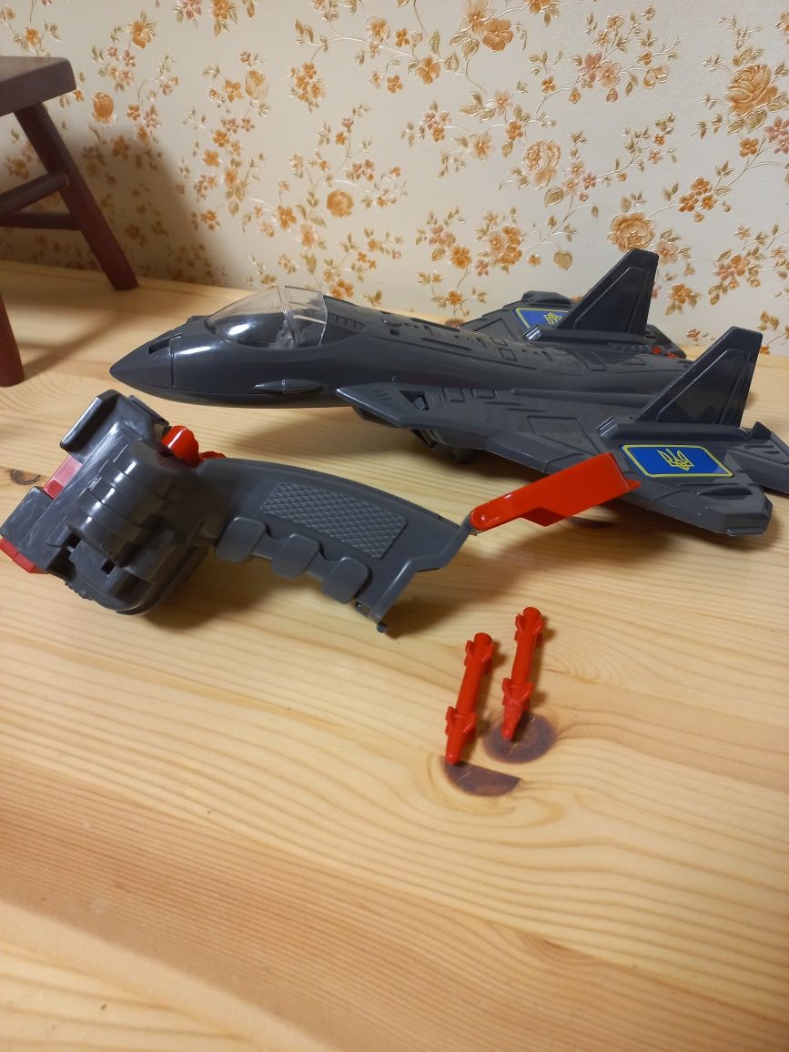 Іграшки для хлопчика/ машинки: військова та поліцейська, літак.