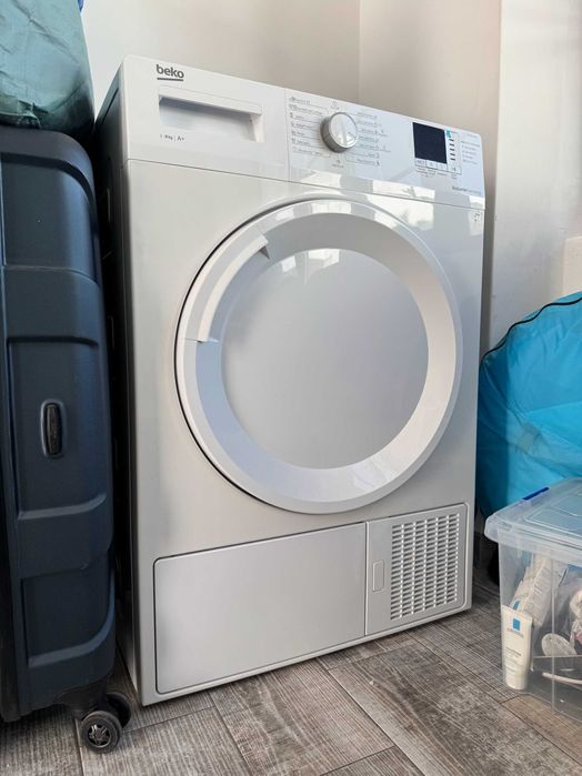 Máquina de secar roupa com pouco uso
