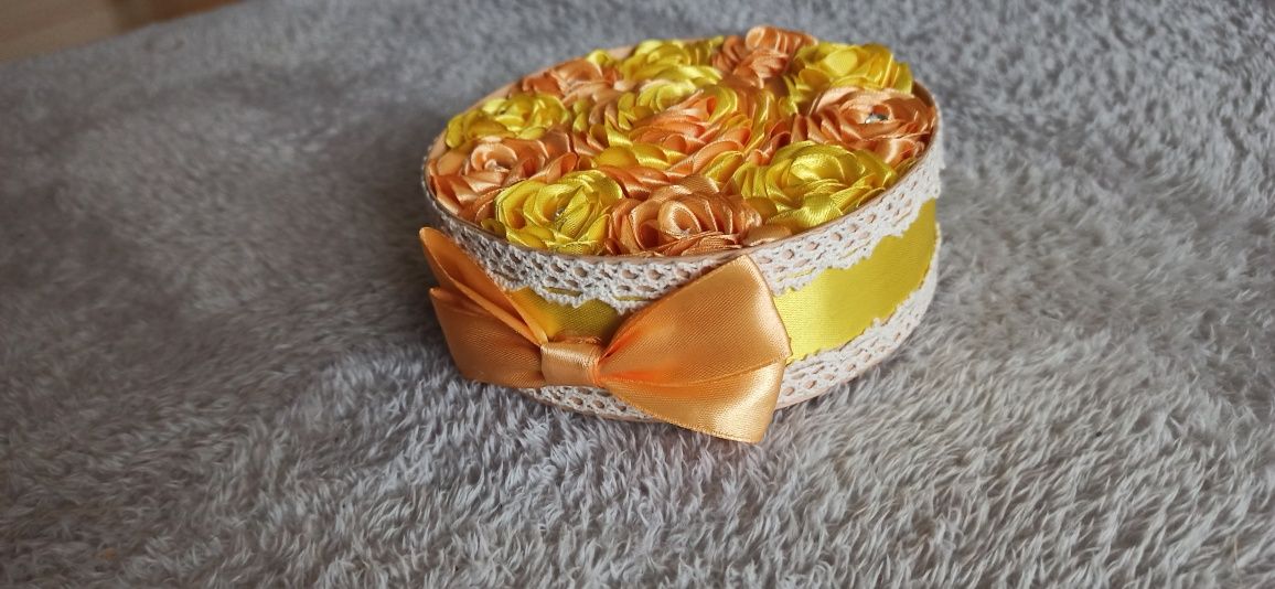 Flower box z różami ze wstążki