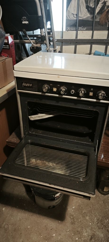 Kuchenka Elektryczna z Piekarnikiem "MIECZTA 8"