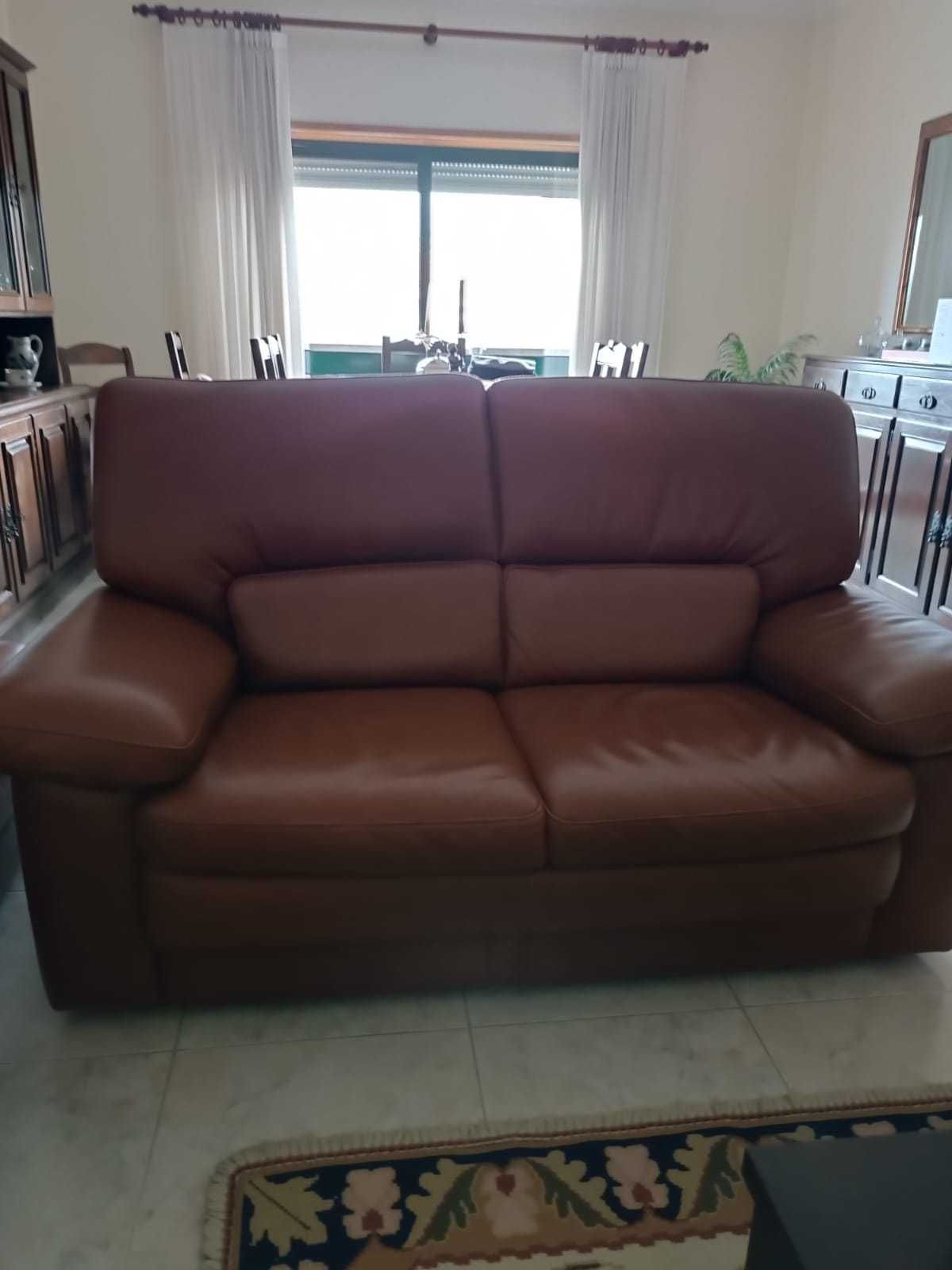 Sofás em Pele Castanha – Conforto e Elegância em Excelente Estado!