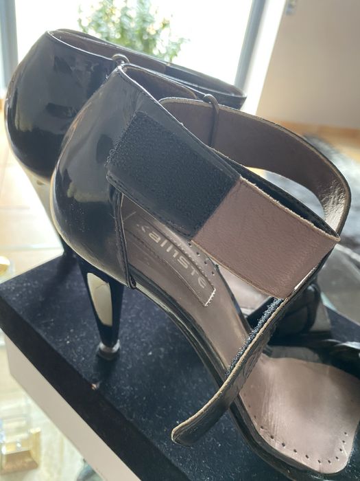 Sandalias de pele lacado preto mais sandalias salto alto tam. 39