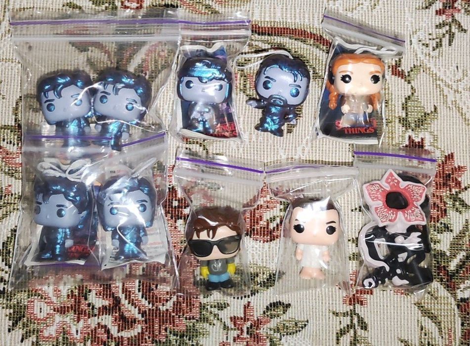 Фігурки Кіндер Джой дуже дивні справи