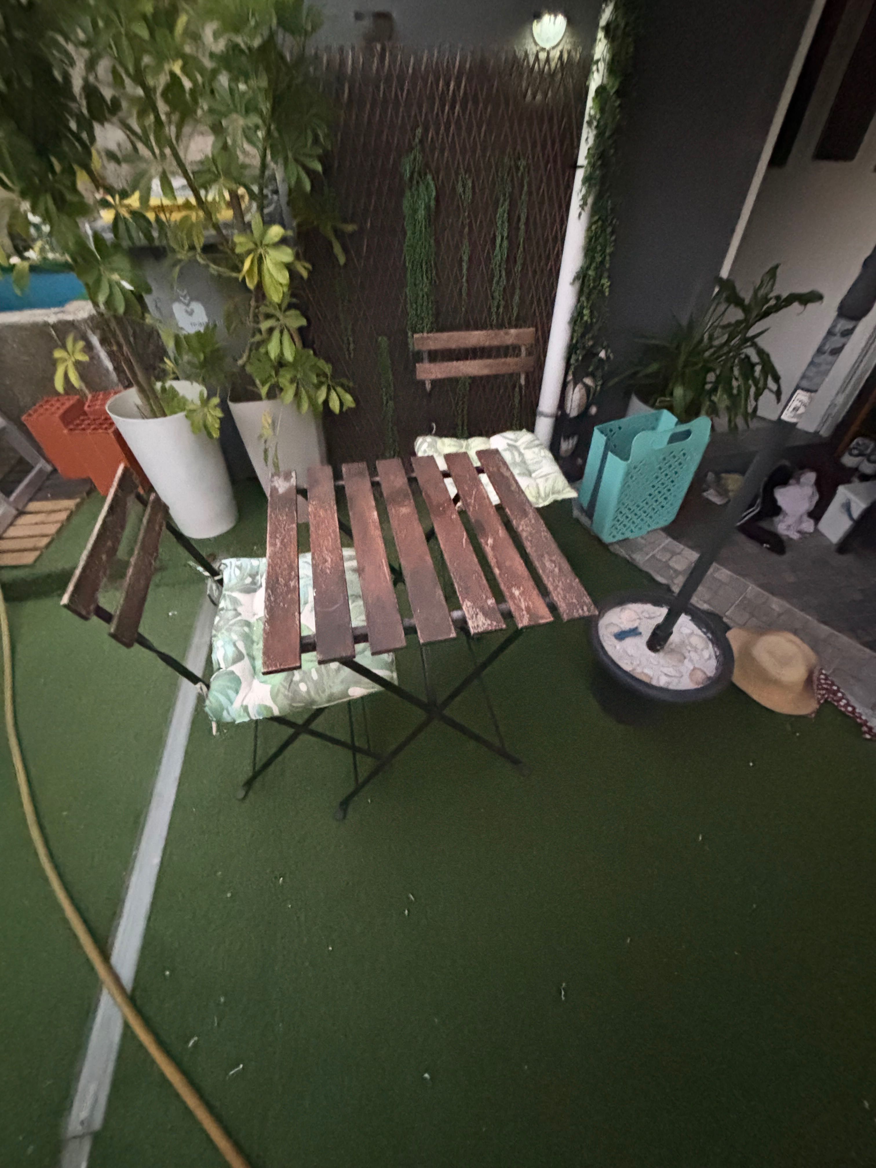 Mesa com 2  cadeiras de jardim