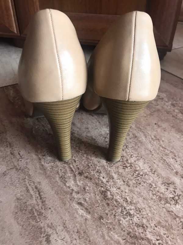 Beżowe buty na obcasie Jenny Fairy