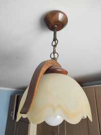 Lampa wisząca z drewnianymi elementami.
