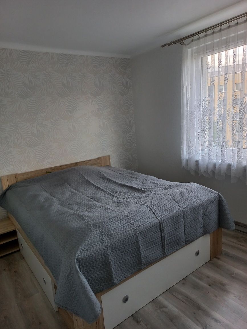 łóżko z materacem 1.60 x 2.00 m