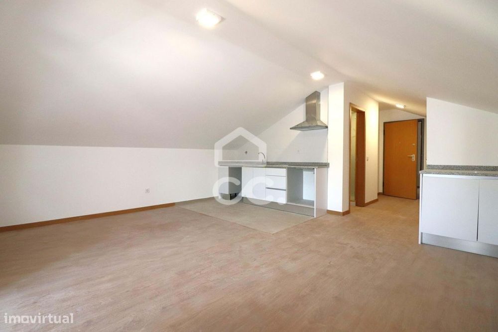 Apartamento T0 novo para arrendamento, no centro da Vila do Avelar.