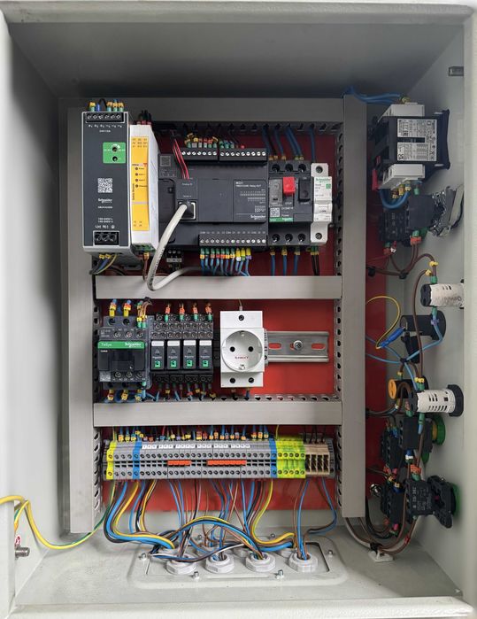 Вертикальний прес для  вторсировини (макулатури)
