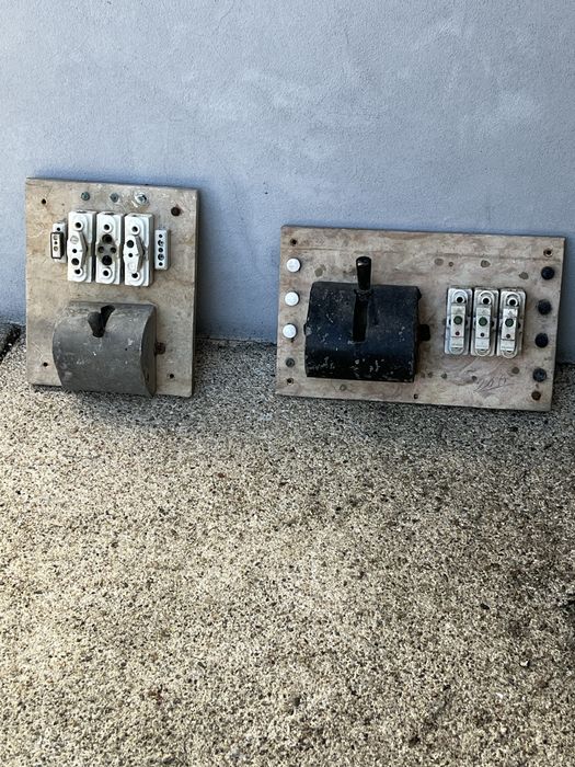 Dois quadros eletricos antigos como nas fotos