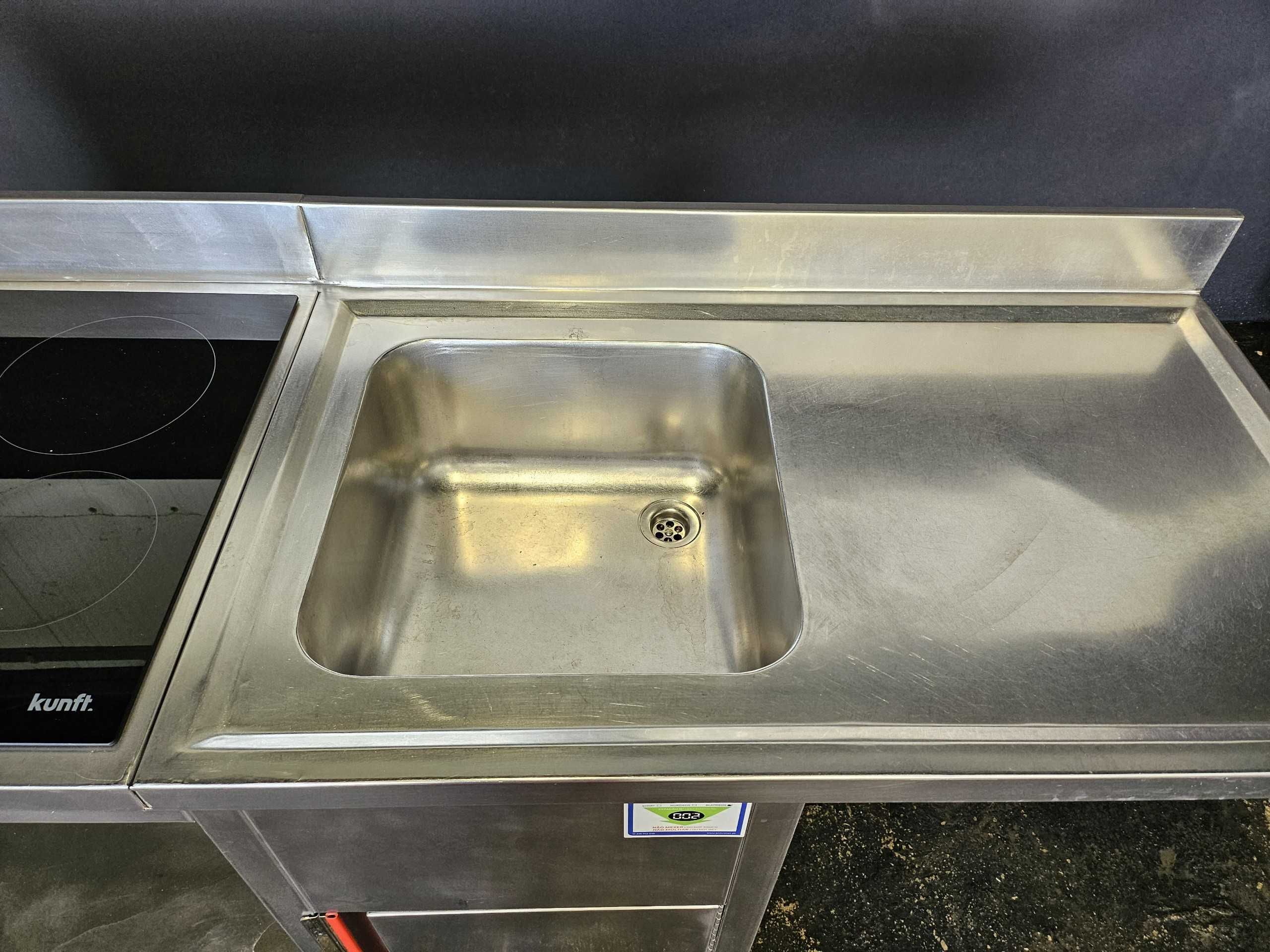 Bancada em inox com lava loiça e fogão