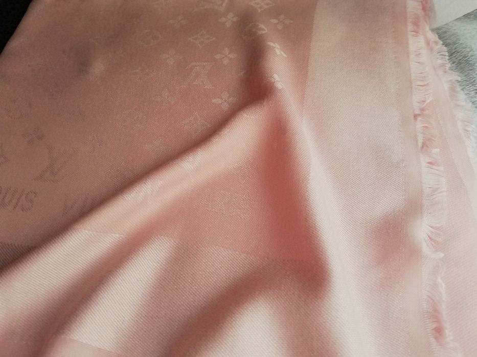 Piękna chusta pudrowy róż połysk jedwab kaszmir 140x140 Louis Vuitton