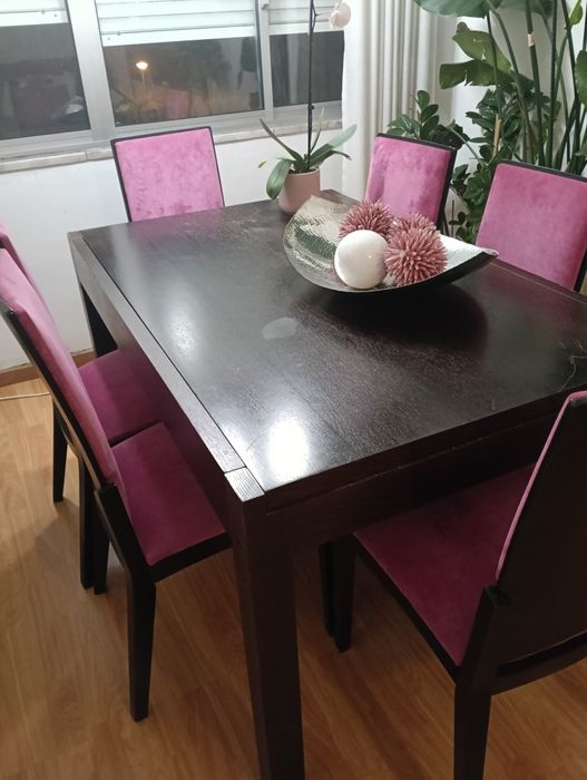 Sofá de sala, cadeiras e mesa de janta e mesa de centro de sala r