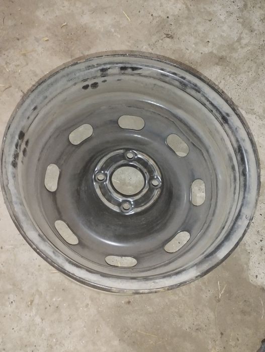 Диски R15
Покришка гудієр 185/65 р15 gt3 ніразу не їздила 
Диск