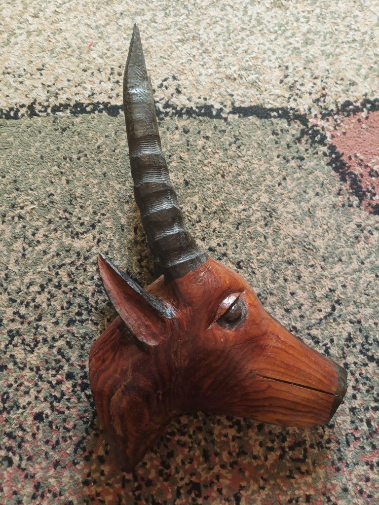Cabeça de animal em madeira