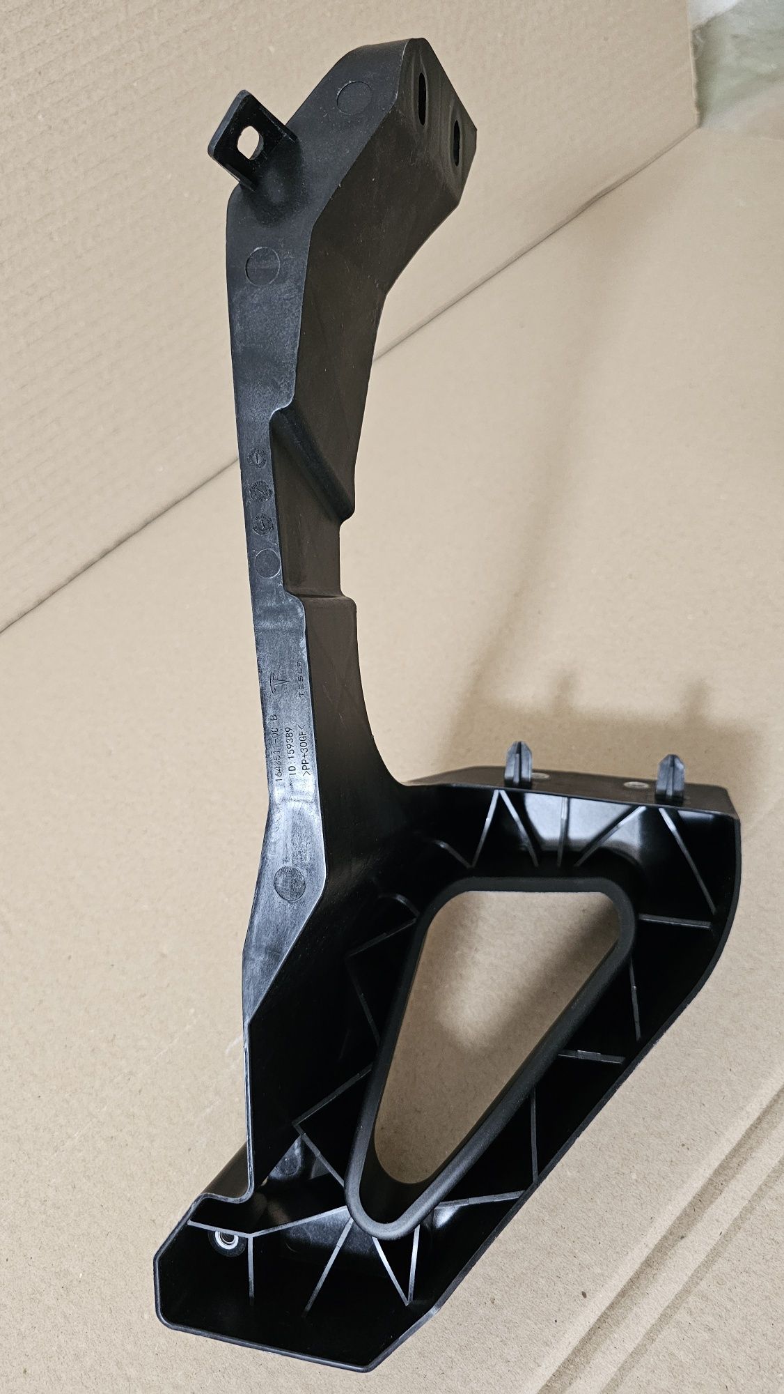 Кріплення опори фари Tesla Model S 2022+ Plaid
1643511-00-A
16435