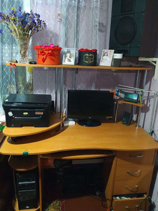 Продається комп'ютерний стіл