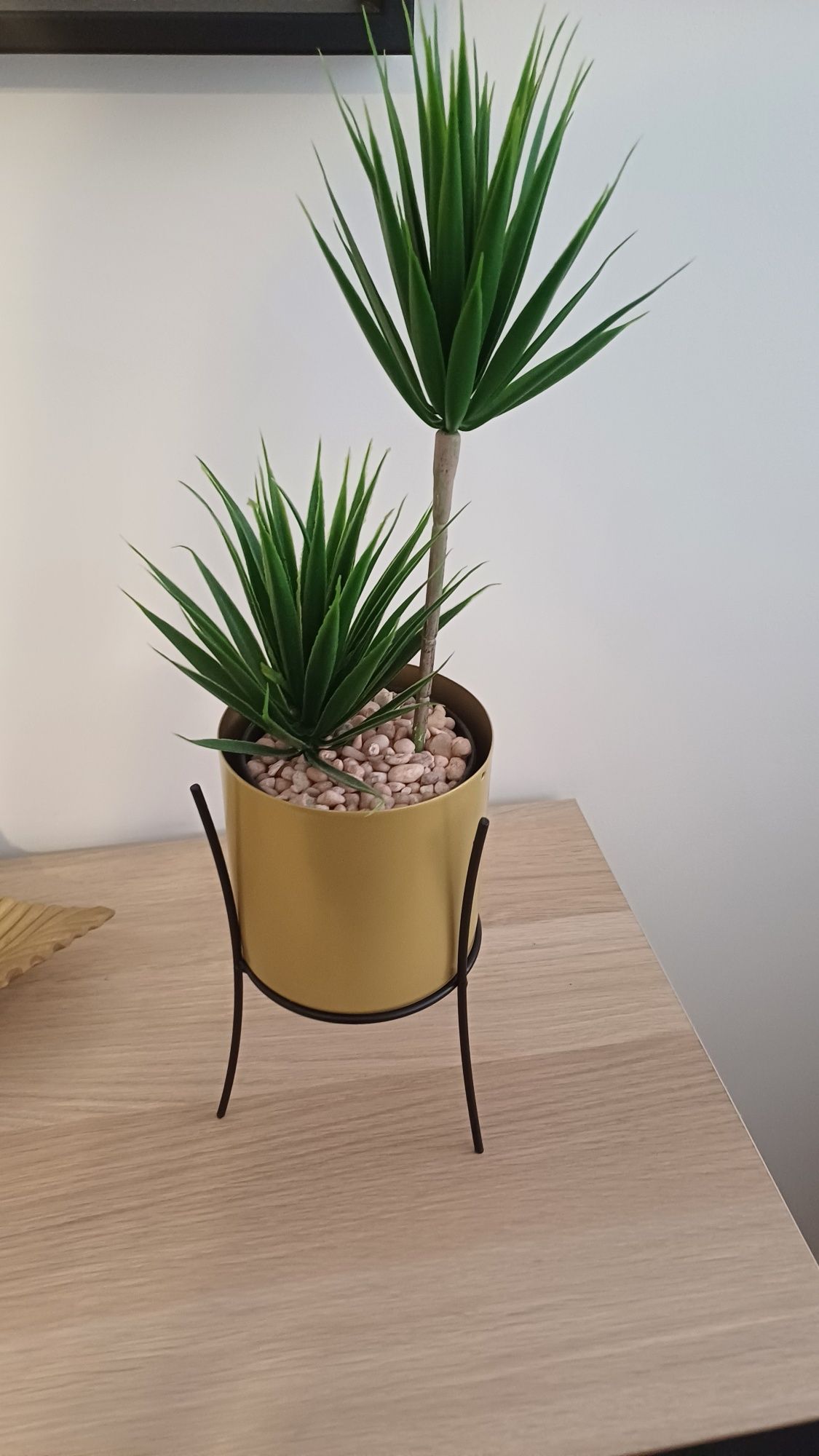 Vaso dourado com suporte + planta (novo)
