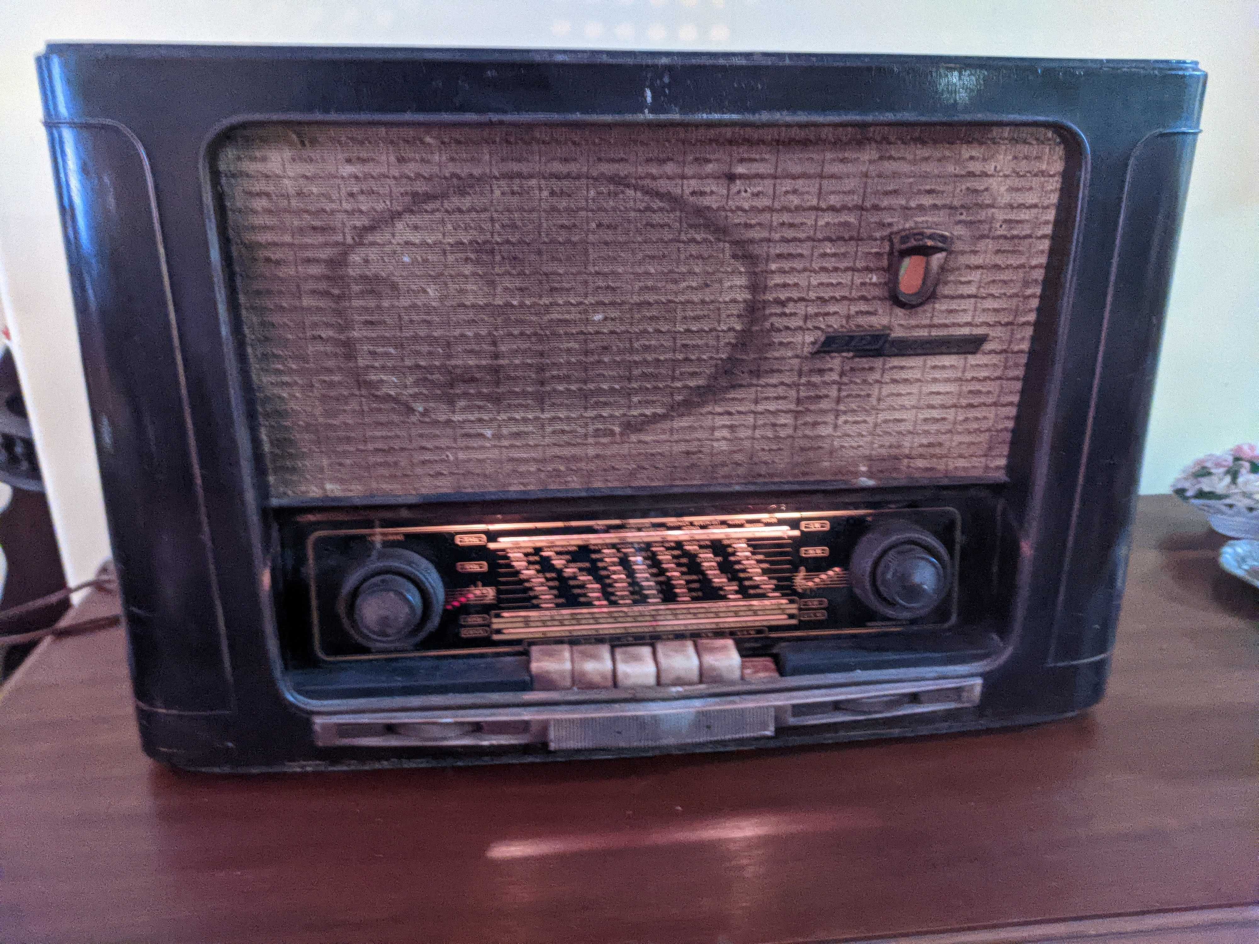 Radio antigo a válvulas
