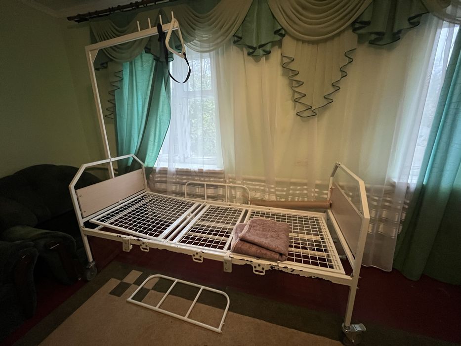 Інвалідне ліжко,Инвалидная кровать.