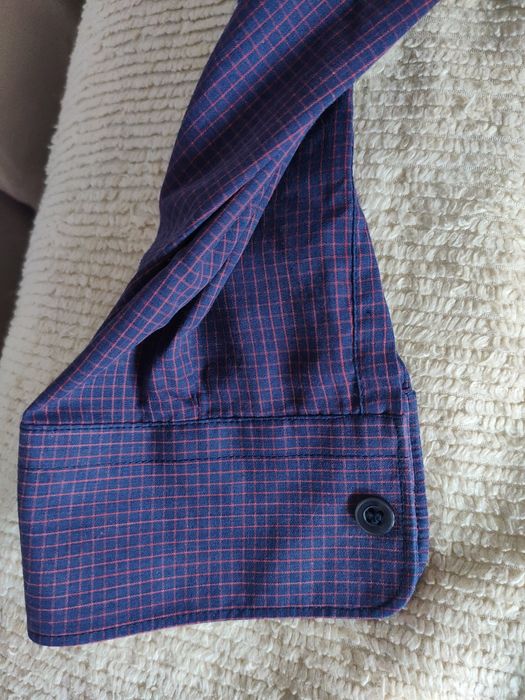 Męską fioletową koszula w kratę