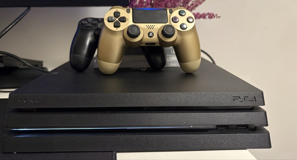 Konsola Playstation 4 PRO CUH-7216B 1TB + 2 pady