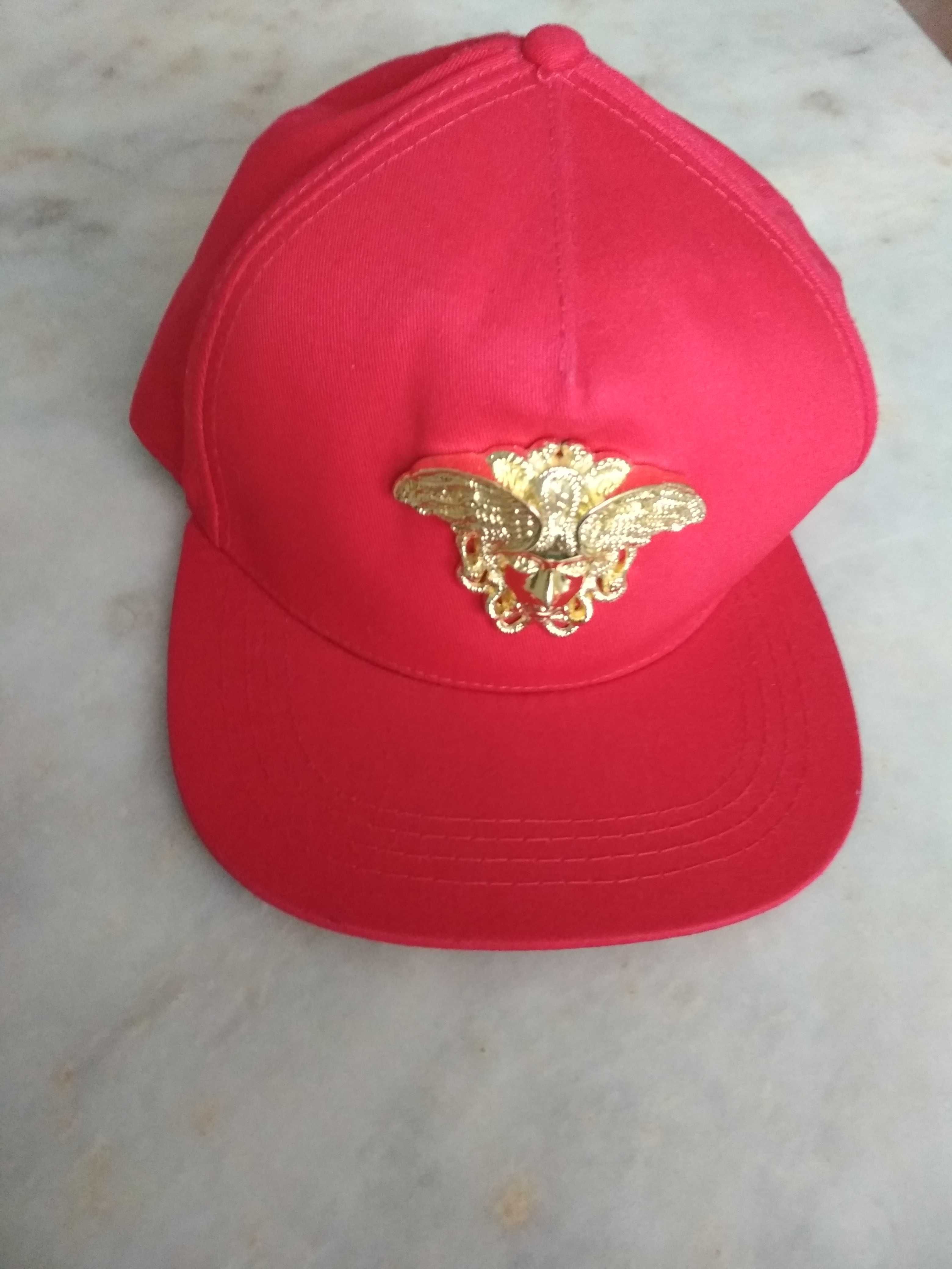 Czapka x2; z metalowym emblematem oraz czapka ferrari